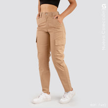 Cargar imagen en el visor de la galería, Pantalón Mom Fit Cargo Tiro Alto S7492